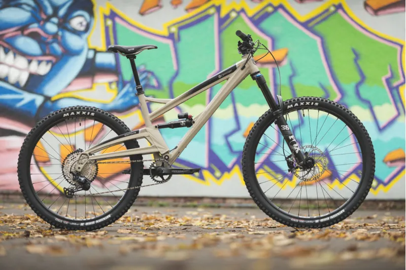2021 Orange Switch 6 Pro Alloy Mountain Bike Size Large in Sand